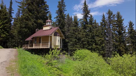 Una-Capilla-De-Madera-Cerca-De-Un-Sendero-De-Montaña