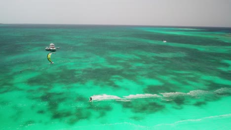 Kitesurfistas-Deslizándose-Sobre-Aguas-Cristalinas-De-Color-Turquesa-En-Un-Día-Soleado