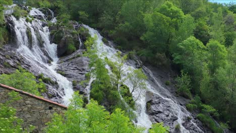 Wunderschöne-Wasserfälle-Des-Flusses-Furelos-In-Toques,-Mellid,-Galicien,-Spanien