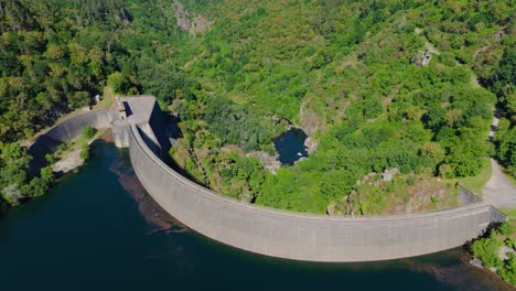 Vista-Aérea-Del-Encoro-De-Albarellos-En-El-Lago-Rio-Avia,-Ribadavia,-Provincia-De-Ourense,-Galicia,-España