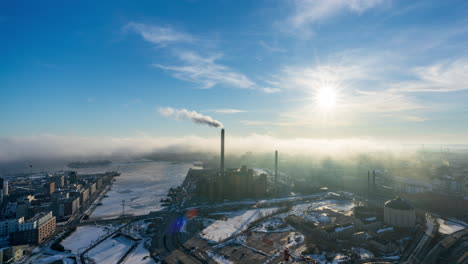 Zeitraffer-Des-Nebels,-Der-Vom-Majakka-Turm-über-Die-Winterliche-Skyline-Von-Helsinki-Zieht