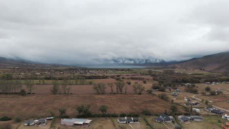 Majestätische-Landschaftsluftaufnahme-In-Der-Stadt-Tafí-Del-Valle-In-Tucumán,-Argentinien