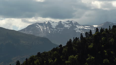 Timelapse-Del-Pico-De-Una-Montaña-Nevada-Cubierta-De-Nubes-Día-En-Movimiento-Koziakas-Grecia