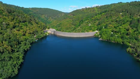 Planta-Depuradora-De-Agua-Del-Embalse-De-Albarellos-En-Río-Avia,-Ribadavia,-Provincia-De-Ourense,-Galicia,-España