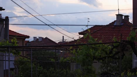 Hermoso-Time-lapse-Al-Atardecer-En-Un-Pueblo-Rural,-Con-Vides-Y-Casas-Con-Tejados-De-Tejas-Rojas