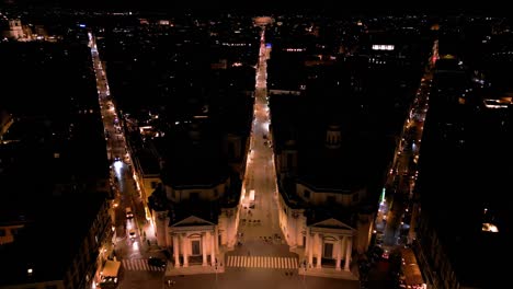 Rückwärts-Drohnenaufnahme-Zeigt-Die-Berühmte-Piazza-Del-Popolo