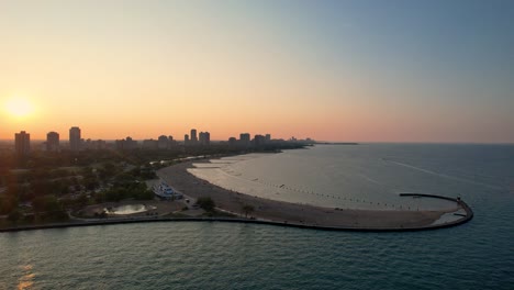 Strand-Am-Wasser-Und-Die-Skyline-Der-Stadt-Bei-Sonnenuntergang