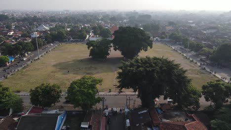 Luftaufnahme-Des-Südplatzes-Von-Yogyakarta-Am-Morgen-Mit-Dem-Historischen-Gebäude-Sasono-Hinggil-Dwi-Abad