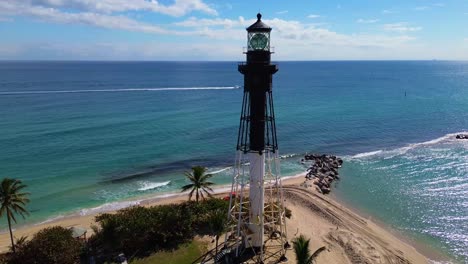 Un-Faro-Del-Sur-De-Florida-Que-Se-Alza-Sobre-Las-Hermosas-Aguas-Tropicales-Del-Océano-Atlántico