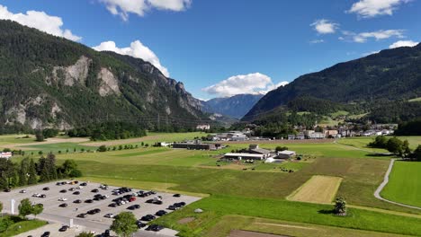 Bonaduz,-Suiza,-Mostrando-Un-Pintoresco-Valle-Con-Montañas-Y-Un-Estacionamiento,-Vista-Aérea