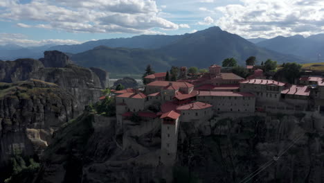 Órbita-Aérea-Santo-Monasterio-Del-Gran-Meteorón-Meteora-Grecia-Día-Soleado