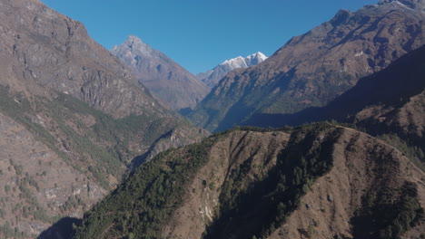 Un-Dron-Captura-Impresionantes-Colinas-Y-Montañas-En-Phakding-Durante-El-Viaje-Al-Campamento-Base-Del-Everest,-Nepal