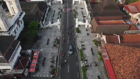 Toma-Aérea-De-La-Calle-Pangurakan,-Que-Es-Una-Calle-Cerca-De-La-Plaza-Norte-Y-La-Intersección-Del-Kilómetro-Cero-En-Yogyakarta.