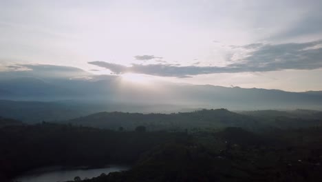 Amanecer-Panorámico-Sobre-El-Parque-Nacional-De-Las-Montañas-Rwenzori-En-El-Oeste-De-Uganda,-África