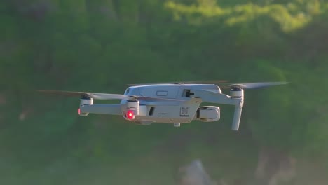 Fliegende-DJI-Air-2s-Drohnenkamera-Mit-Naturhintergrund