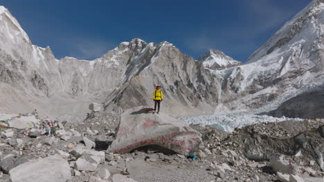 Drohne-Fängt-Erfolgreiche-Wanderung-Zum-Basislager-Am-Everest-Ein,-Nepal