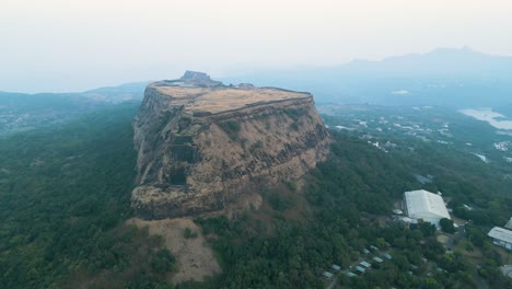 Vista-Por-Drones-Del-Fuerte-Maharashtra-Raigarh-En-El-Valle-De-Aamby-En-Pune,-India