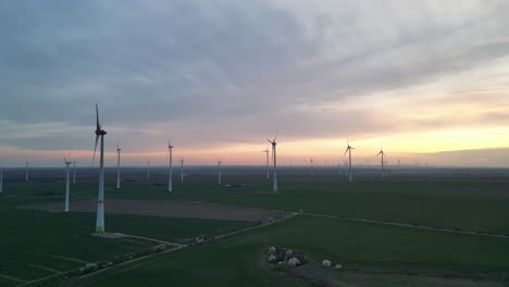 La-Granja-De-Turbinas-De-Molinos-De-Viento-Produce-Electricidad-Limpia,-Energía-Verde.