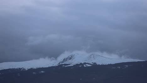 Lapso-De-Tiempo-De-Nubes-En-Movimiento-En-Montañas-Con-Nieve