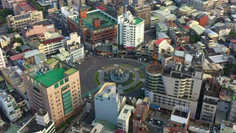 Toma-Aérea-De-Establecimiento,-Drone-A-Vista-De-Pájaro-Vuela-Alrededor-Del-Círculo-De-Douliu,-La-Rotonda-Emblemática-En-El-Centro-De-La-Ciudad,-Condado-De-Yunlin,-Taiwán