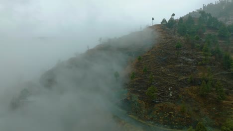 Paso-Shangla-Cubierto-De-Niebla-En-Khyber-Pakhtunkhwa,-Pakistán