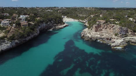 Panorama-Der-Bucht-Und-Des-Strandes-Von-Cala-Llombards-Im-Südosten-Mallorcas-In-Der-Nähe-Von-Es-Llombards,-Spanien