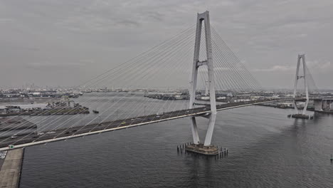 Paso-Elevado-Bajo-V6-Aéreo-De-Nagoya-Japón-Y-Alrededor-Del-Puente-Meiko-chuo-Que-Cruza-El-Puerto-Capturando-El-Sector-Industrial-De-Shiomicho-Bajo-Un-Cielo-Nublado---Filmado-Con-Mavic-3-Pro-Cine---Octubre-De-2023