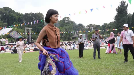 Indonesische-Fashionmodels-Beim-Laufsteg-Im-Outdoor-Festival