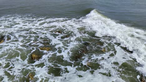 Olas-Rompiendo-Sobre-Rocas-En-Cámara-Lenta-En-La-Playa,-Full-Hd