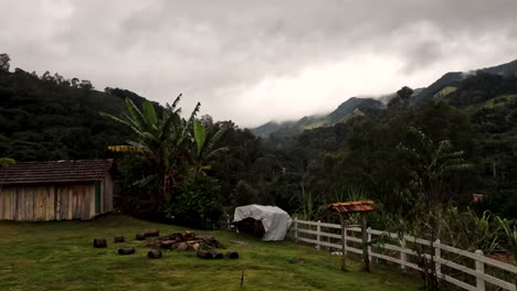 Timelapse-De-Vivienda-Con-Aire-Fresco-En-La-Zona-Rural