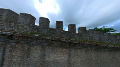 Murallas-Defensivas-De-La-Fortaleza-En-El-Monte-Titán-En-San-Marino