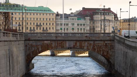 Old-stone-bridge-in-Stockholm-with-Grand-Hotel-building-in-background,-static-view