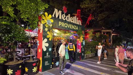 Nightlife-scene-in-Medellin's-El-Poblado-Provenza-with-vibrant-lights-and-social-atmosphere