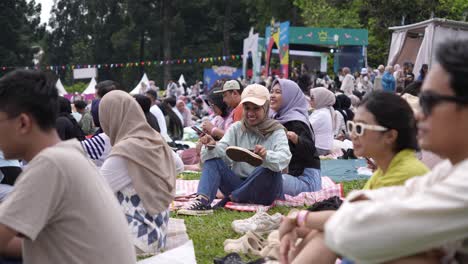 Gente-Multiétnica-Sentada-Al-Aire-Libre-Para-Un-Concierto-Al-Aire-Libre