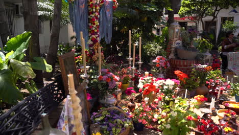 Flores-Y-Velas-Para-Memorial-En-La-Ciudad-De-Estepona.