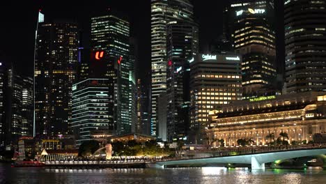 Herrlicher-Nachtblick-Auf-Die-Atemberaubende-Skyline-Der-Modernen-Architektur-Der-Marina-Bay,-Singapurs-Wolkenkratzer