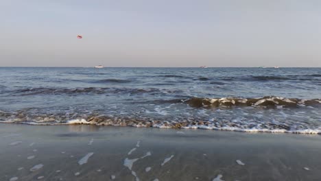 Luftaufnahme-Von-Unten-In-Zeitlupe-Einer-Meerwasserwelle,-Die-An-Den-Strand-Kommt