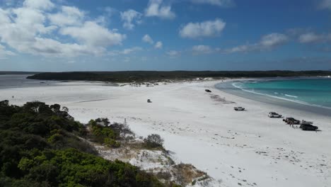 Luftpanoramablick-Auf-Den-Weißen-Sandstrand-Von-Bremer-Beach