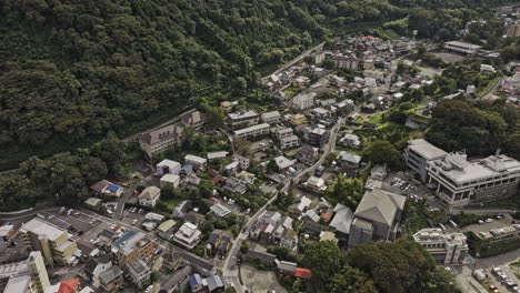 Hakone-Japón-Vista-Aérea-V3-Vista-Aérea-Drone-Sobrevuelo-Yumoto,-Un-Encantador-Pueblo-Ubicado-En-Un-Paisaje-Montañoso-Y-Exuberante,-Que-Muestra-Su-Serena-Belleza---Filmado-Con-Mavic-3-Pro-Cine---Octubre-De-2023