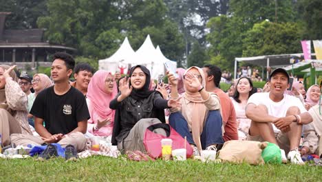 Indonesier-Singen-Und-Haben-Spaß-Beim-Sunset-Di-Kebun-Festival