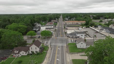 Centro-De-Swartz-Creek,-Michigan,-Con-Video-De-Un-Dron-Moviéndose