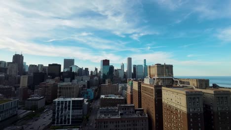 Luftbild-FPV-Drohnenvideo-Der-Stadtlandschaft-Von-Chicago,-Aufgenommen-Bei-Sonnenuntergang