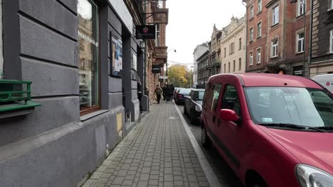 Un-Paseo-Por-Una-Calle-Concurrida-En-Un-Distrito-Histórico