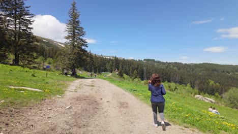 Gente-Caminando-Por-Un-Sendero-De-Montaña-De-Tierra-En-La-Montaña-Vitosha