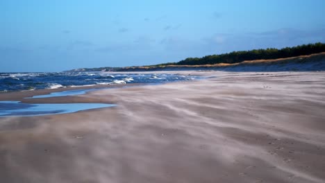 Sand-Schwebt-Im-Starken-Wind-Am-Strand