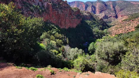 Tal-In-Nordafrika-Mit-üppiger-Grüner-Vegetation-In-Marokko,-Trockenes-Land