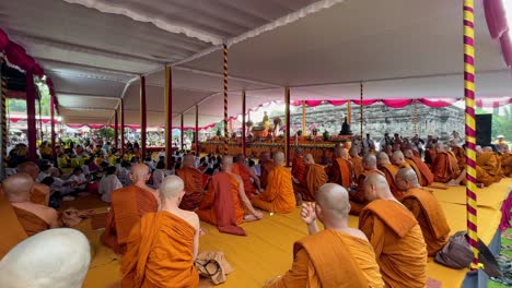 Monje-Orar-Juntos-Durante-La-Procesión-Del-Día-De-Wesak,-Indonesia