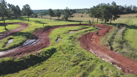 Motocross-Strecke-Mit-Schlamm-Und-Feldweg-In-Bewaldeten-Bereich