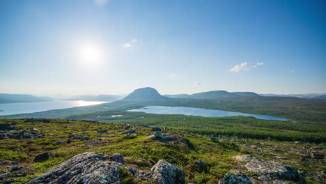 Timelapse-Del-Sol-De-Medianoche-Y-Movimiento-Sobre-La-Caída-De-Saana,-Verano-En-Finlandia