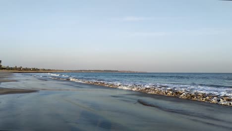 Zeitlupe-Kleiner-Wellen-Des-Meeres,-Die-An-Einem-Klaren-Tag-Weißen-Schaum-Auf-Dem-Sand-Bilden,-Wellen,-Die-Ans-Strandufer-Kommen,-Full-HD